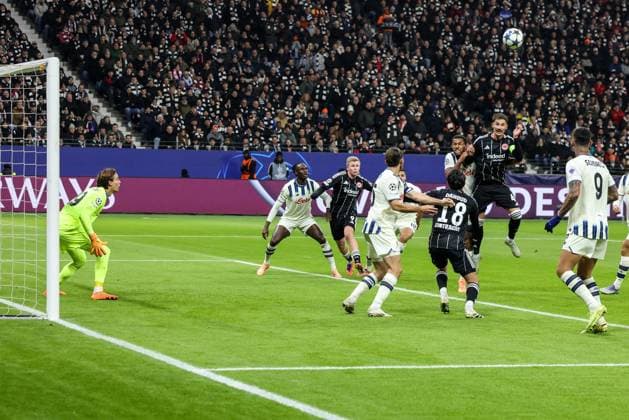 Header by Robin Koch 4 Eintracht Frankfurt , Eintracht Frankfurt vs Atalanta B C , Football, Men, UEFA Champions League, UEFA, Season 2025 2026, Group stage, Matchday 5, 5 Matchday, 26 11 2025 Frankfurt Hessen Germany Copyright: xkolbert-press MartinxAgüerax