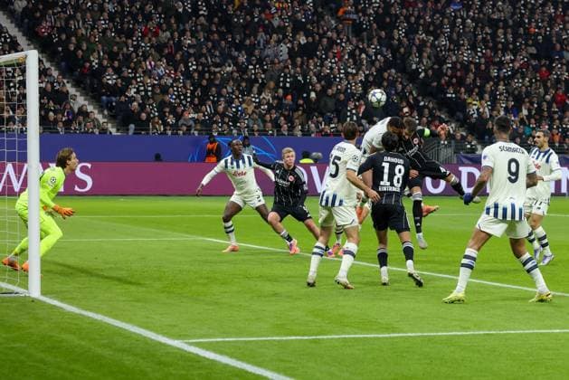 Header by Robin Koch 4 Eintracht Frankfurt , Eintracht Frankfurt vs Atalanta B C , Football, Men, UEFA Champions League, UEFA, Season 2025 2026, Group stage, Matchday 5, 5 Matchday, 26 11 2025 Frankfurt Hessen Germany Copyright: xkolbert-press MartinxAgüerax