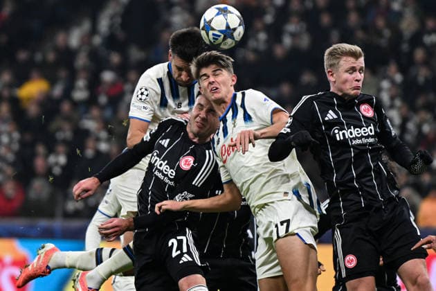 Mario Götze Eintracht Frankfurt, 27 in duel with Charles de Ketelaere Atalanta 17 , GER, Eintracht Frankfurt vs Atalanta Bergamo, Football, UEFA Champions League, League Phase, Matchday 5, Season 2025 2026, 26 11 2025 GER, Eintracht Frankfurt vs Atalanta Bergamo, Football, UEFA Champions League, League Phase, Matchday 5, Season 2025 2026, 26 11 2025 Frankfurt am Main Copyright: xEibner-Pressefoto FlorianxWiegandx EP_FWD