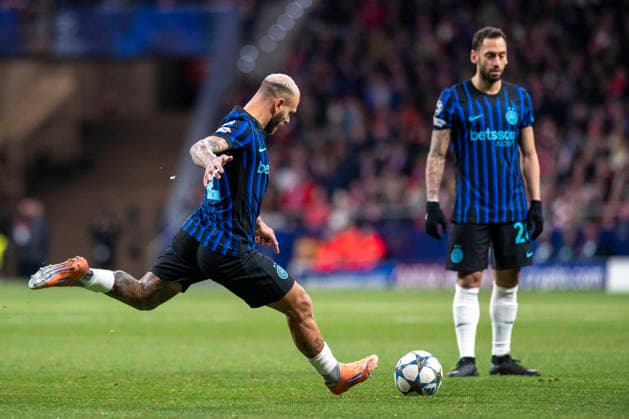 November 26, 2025, Madrid, Madrid, Spain: FEDERICO DIMARCO of FC Internazionale Milano shoots for goal during the Champions League match, league match 5 between ATLETICO DE MADRID and INTER DE MILAN, held on November 26, 2025, at the Riad Air Metropolitano, Madrid, Spain. Madrid Spain - ZUMAc312 20251126_zsp_c312_029 Copyright: xOscarxManuelxSanchezx