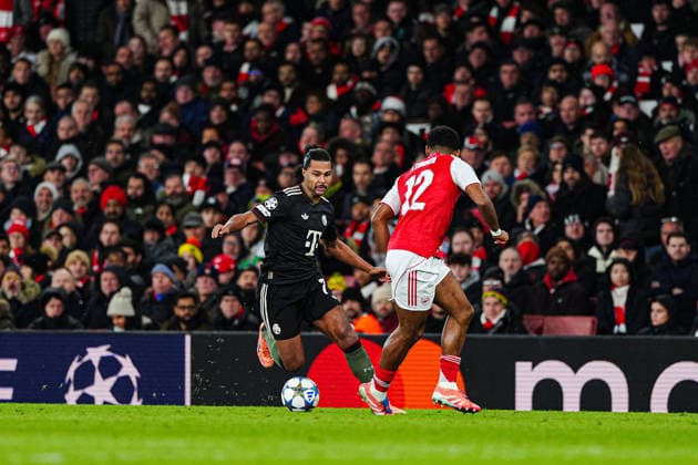 Serge Gnabry FC Bayern Muenchen, 07 , Jurrien Timber FC Arsenal, 12 ENG, FC Arsenal vs FC Bayern Muenchen, Football, UEFA Champions League, Matchday 5, Season 2025 2026, 26 11 2025 ENG, FC Arsenal vs FC Bayern Muenchen, Football, UEFA Champions League, Matchday 5, Season 2025 2026, 26 11 2025 London Copyright: xEibner-Pressefoto MarcelxvonxFehrnx EP_MFN
