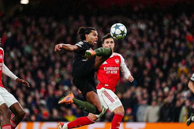 Goal kick Goal chance Serge Gnabry FC Bayern Muenchen, 07 ENG, FC Arsenal vs FC Bayern Muenchen, Football, UEFA Champions League, Matchday 5, Season 2025 2026, 26 11 2025 ENG, FC Arsenal vs FC Bayern Muenchen, Football, UEFA Champions League, Matchday 5, Season 2025 2026, 26 11 2025 London Copyright: xEibner-Pressefoto MarcelxvonxFehrnx EP_MFN