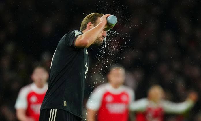 Harry Kane of Bayern Munich reacts after the third Arsenal goal scored by Gabriel Martinelli Arsenal v Bayern Munich, UEFA Champions League, Group Stage, Football, Emirates Stadium, London, UK- 26 Nov 2025London Emirates Stadium United Kingdom EDITORIAL USE ONLY No use with unauthorised audio, video, data, fixture lists, club league logos or live services. Online in-match use limited to 120 images, no video emulation. No use in betting, games or single club league player publications. Copyright: xJavierxGarcia Shutterstockx 15927947al