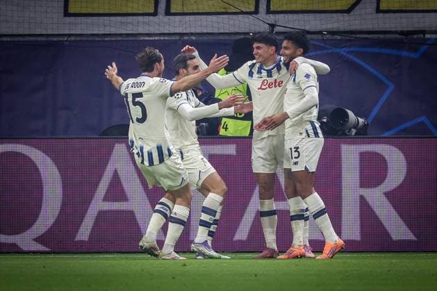 Torjubel der Mannschaft von Atlanata B.C. nach dem 0:2 durch Ederson Dos Santos 13 (Atalanta B.C.), Eintracht Frankfurt vs. Atalanta B.C., Fussball, Maenner, UEFA Champions League, UEFA, Saison 2025 2026, Gruppenphase, Matchday 5, 5. Spieltag, 26.11.2025 Frankfurt Hessen Deutschland Copyright: xkolbert-press MartinxAgüerax