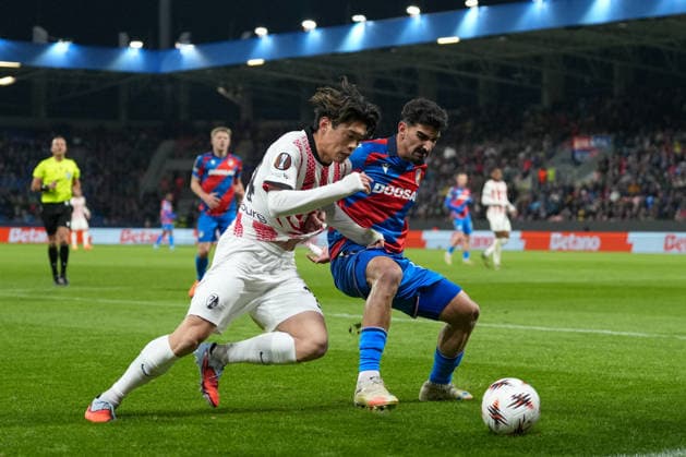 Yuito Suzuki SC Freiburg, 14 in duel with Merchas Doski FC Viktoria Plzeň, Viktoria Pilsen, 14 , Czech Republic, football, UEFA Europa League, match day 5, league phase, 2025 2026, FC Viktoria Pilsen vs SC Freiburg, 27 11 2025, Doosan Arena, Plzeň, Pilsen, Czech Republic, Czech Republic Plzeň, Pilsen Doosan Arena Plzeňský kraj, Pilsen region Czech Republic, Czech Republic Copyright: xArnexAmbergx