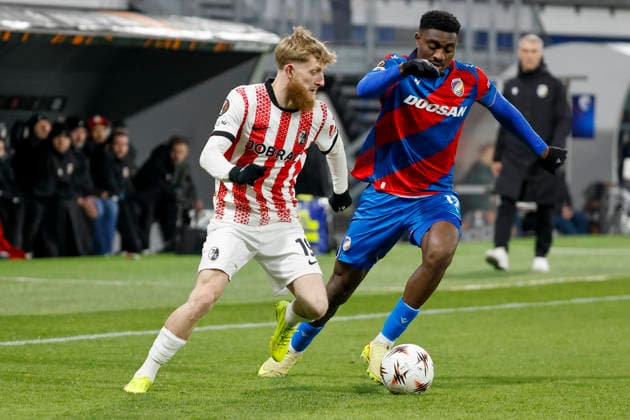 Niklas Beste SC Freiburg, 19 and Rafiu Durosinmi Viktoria Pilsen, 17 in duel , Czech Republic, Football, UEFA Europa League, Matchday 5, 2025 2026, Viktoria Pilsen vs SC Freiburg, 27 11 2025, Stadion mesta Plzne, Pilsen, Czech Republic Pilsen Stadion mesta Plzne Czech Republic Copyright: xGrantxHubbsx