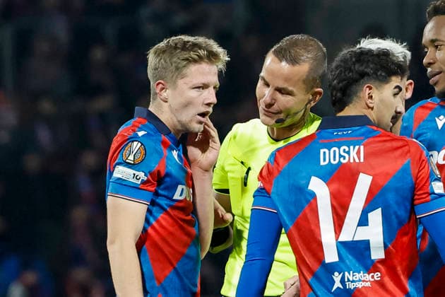 Lukas Cerv Viktoria Pilsen, 06 and referee Morten Krogh DEN , Czech Republic, Football, UEFA Europa League, Matchday 5, 2025 2026, Viktoria Pilsen vs SC Freiburg, 27 11 2025, Stadion mesta Plzne, Pilsen, Czech Republic Pilsen Stadion mesta Plzne Czech Republic Copyright: xGrantxHubbsx