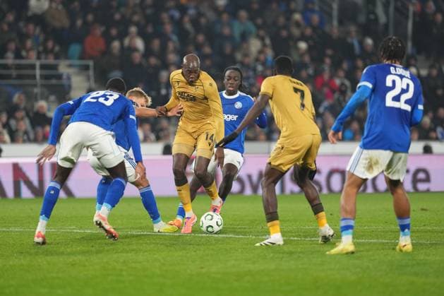 Jean Philippe Mateta of Crystal Palace is crowded out Strasbourg v Crystal Palace, UEFA Conference League, Group Stage, Football, Stade de la Meinau Strasbourg, Strasbourg, France - 27 Nov 2025Strasbourg Stade de la Meinau Strasbourg France EDITORIAL USE ONLY No use with unauthorised audio, video, data, fixture lists, club league logos or live services. Online in-match use limited to 120 images, no video emulation. No use in betting, games or single club league player publications. Copyright: xDavexWinter Shutterstockx 15928086bn