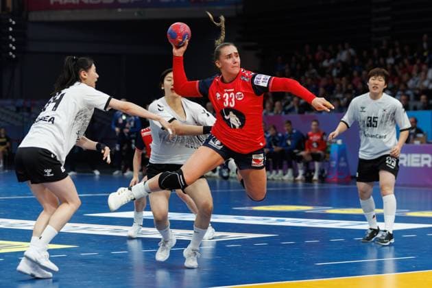 Thale Rushfeldt Deila Norway in a duel with Ji In Jung South Korea , Yeongyeong Lee South Korea and Hyewon Lee South Korea , Norway vs South Korea, Handball, IHF Womens Handball World Championship, Matchday 1, 27 11 2025 Norway vs South Korea, Handball, IHF Womens Handball World Championship, Matchday 1, 27 11 2025 Copyright: xEibner-Pressefoto AlexanderxNeisx EP_ANS