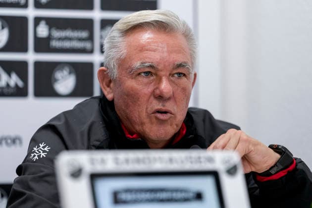 Olaf Janßen (Janssen, Trainer, Cheftrainer, SVS), Einzelbild, Einzelfoto, bei der Pressekonferenz vor dem Spiel, PK, press conference, PK, Pressekonferenz Pressetermin, Medientermin, 28.11.2025, Sandhausen (Deutschland), Fussball, Regionalliga Südwest, Pressekonferenz SV Sandhausen xozx