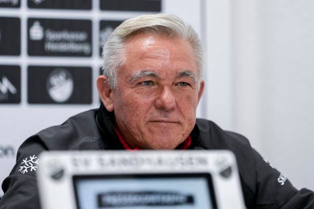 Olaf Janssen Janssen, coach, head coach, SVS , single picture, single photo, at the press conference before the match, PK, press conference, press appointment, media appointment, joy, rejoice, rejoicing, friendly, cheerful, happy, beaming, optimistic, 28 11 2025, Sandhausen Germany , Football, Regionalliga Südwest, Press conference SV Sandhausen xozx