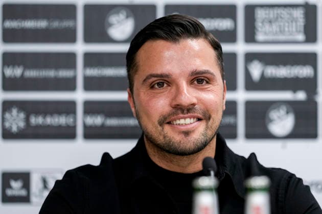 Anthony Loviso (Sportdirektor, SVS), Einzelbild, Einzelfoto, bei der Pressekonferenz zur Neuausrichtung der sportlichen Führung, PK, press conference, PK, Pressekonferenz Pressetermin, Medientermin, 28.11.2025, Sandhausen (Deutschland), Fussball, Regionalliga Südwest, Pressekonferenz SV Sandhausen xozx