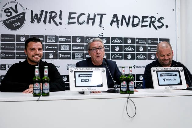 v.li.: Anthony Loviso (Sportdirektor, SVS), Jürgen Machmeier (Präsident, SV Sandhausen, SVS), Stanko Patkovic (Scouting und Kaderplanung, SVS), bei der Pressekonferenz zur Neuausrichtung der sportlichen Führung, PK, press conference, PK, Pressekonferenz Pressetermin, Medientermin, 28.11.2025, Sandhausen (Deutschland), Fussball, Regionalliga Südwest, Pressekonferenz SV Sandhausen xozx