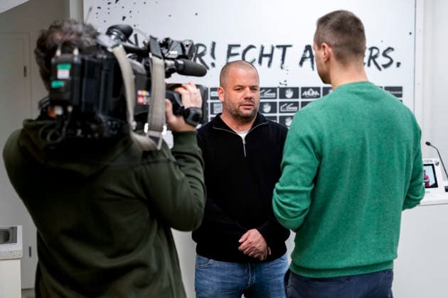 Stanko Patkovic scouting and squad planning, SVS , single picture, single photo, at the press conference on the realignment of the sporting management, PK, press conference, press appointment, media appointment, with microphone during interview, TV, television, 28 11 2025, Sandhausen Germany , Football, Regionalliga Südwest, Press conference SV Sandhausen xozx