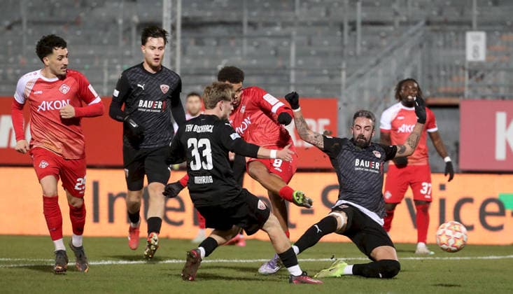 28.11.2025, xfsx, Herren, Fussball, Saison 2025 2026, Regionalliga Bayern, 20. Spieltag: FC Wuerzburger Kickers - TSV Buchbach v.li.: Dion Berisha (FC Wuerzburger Kickers), Rocco Tavra (TSV Buchbach), Alexander Mehring (TSV Buchbach), Jermain Nischalke (FC Wuerzburger Kickers), Kevin Hingerl (TSV Buchbach), Eliot Muteba (FC Wuerzburger Kickers) Wuerzburg AKON ARENA Bayern Deutschland