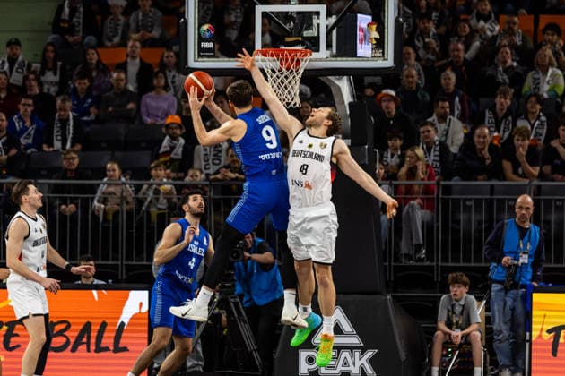 GER, FIBA Basketball World Cup 2027, European Qualifiers, Germany Israel 28 11 2025, Ratiopharm Arena, Neu Ulm, GER, FIBA Basketball World Cup 2027, European Qualifiers, Germany Israel Roman Sorkin Israel, No9 , Christian Sengfelder Germany, No43 Â Photo Alexander Trienitz Neu Ulm Ratiopharm Arena Bayern Germany