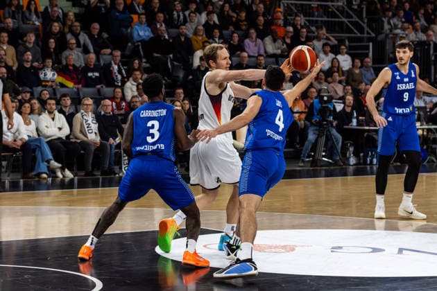 GER, FIBA Basketball World Cup 2027, European Qualifiers, Germany Israel 28 11 2025, Ratiopharm Arena, Neu Ulm, GER, FIBA Basketball World Cup 2027, European Qualifiers, Germany Israel Christian Sengfelder Germany, No43 , Gur Lavi Israel, No 4 Â Photo Alexander Trienitz Neu Ulm Ratiopharm Arena Bayern Germany