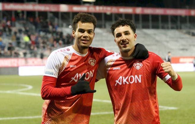 28 11 2025, xfsx, Herren, Fußball, Saison 2025 2026, Regionalliga Bayern, 20 Spieltag FC Wuerzburger Kickers TSV Buchbach v li Jermain Nischalke FC Wuerzburger Kickers , Dion Berisha FC Wuerzburger Kickers mit Torjubel, celebrate the goal, goal celebration, Jubel über das Tor zum 1 0 Wuerzburg AKON ARENA Bayern Deutschland