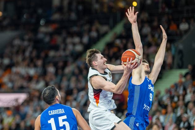 David Kramer Germany, 44 , Roman Sorkin Israel, 09 , GER, Germany vs Isreal, FIBA, Basketball, World Cup 2027 European Qualifiers, Country Match, Round 1, Group E, 28 11 2025, GER, Germany vs Isreal, FIBA, Basketball, World Cup 2027 European Qualifiers, Country Match, Round 1, Group E, 28 11 2025 Neu Ulm Copyright: xEibner-Pressefotox EP_EER