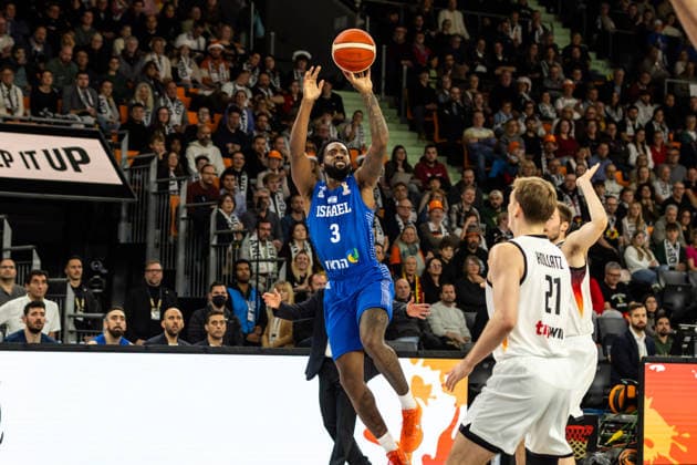 GER, FIBA Basketball World Cup 2027, European Qualifiers, Germany Israel 28 11 2025, Ratiopharm Arena, Neu Ulm, GER, FIBA Basketball World Cup 2027, European Qualifiers, Germany Israel Khadeen Carrington Israel, No3 Â Photo Alexander Trienitz Neu Ulm Ratiopharm Arena Bayern Germany