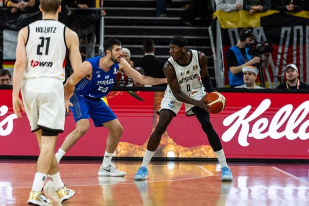 GER, FIBA Basketball World Cup 2027, European Qualifiers, Germany Israel 28 11 2025, Ratiopharm Arena, Neu Ulm, GER, FIBA Basketball World Cup 2027, European Qualifiers, Germany Israel Isaac Bonga Germany, No0 , Yovel Zoosman Israel, No50 Â Photo Alexander Trienitz Neu Ulm Ratiopharm Arena Bayern Germany