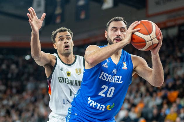 Oscar Da Silva Germany, 01 , Idan Zalmanson Israel, 20 , GER, Germany vs Isreal, FIBA, Basketball, World Cup 2027 European Qualifiers, Country Match, Round 1, Group E, 28 11 2025, GER, Germany vs Isreal, FIBA, Basketball, World Cup 2027 European Qualifiers, Country Match, Round 1, Group E, 28 11 2025 Neu Ulm Copyright: xEibner-Pressefotox EP_EER
