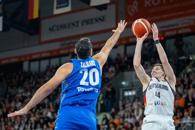 Idan Zalmanson Israel, 20 , David Kramer Germany, 44 , GER, Germany vs Isreal, FIBA, Basketball, World Cup 2027 European Qualifiers, Country Match, Round 1, Group E, 28 11 2025, GER, Germany vs Isreal, FIBA, Basketball, World Cup 2027 European Qualifiers, Country Match, Round 1, Group E, 28 11 2025 Neu Ulm Copyright: xEibner-Pressefotox EP_EER