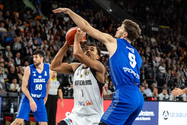 GER, FIBA Basketball World Cup 2027, European Qualifiers, Germany Israel 28 11 2025, Ratiopharm Arena, Neu Ulm, GER, FIBA Basketball World Cup 2027, European Qualifiers, Germany Israel Oscar da Silva Germany, No1 , Roman Sorkin Israel, No9 Â Photo Alexander Trienitz Neu Ulm Ratiopharm Arena Bayern Germany