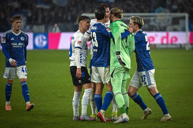 Germany, Football, 2 Bundesliga, Matchday 14, 2025 2026, FC Schalke 04 vs SC Paderborn 07, 28 11 2025, Veltins Arena, Gelsenkirchen, Germany, pack formation, Loris Karius FC Schalke 04, 1 , Nick Bätzner SC Paderborn, 9 Copyright: xMarkusxVerwimpx