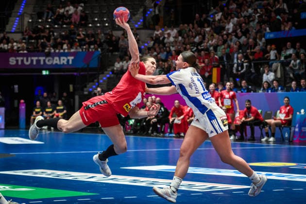 Jovana Skrobic (Serbien, 24) vs. Elin Klara Thorkelsdottir (Island, 17) GER, Serbien - Island, Handball Weltmeisterschaft, Vorrunde, Gruppe C, 28.11.2025 GER, Serbien - Island, Handball Weltmeisterschaft, Vorrunde, Gruppe C, 28.11.2025 Stuttgart Copyright: xSandyxDinkelackerx EP_SDR