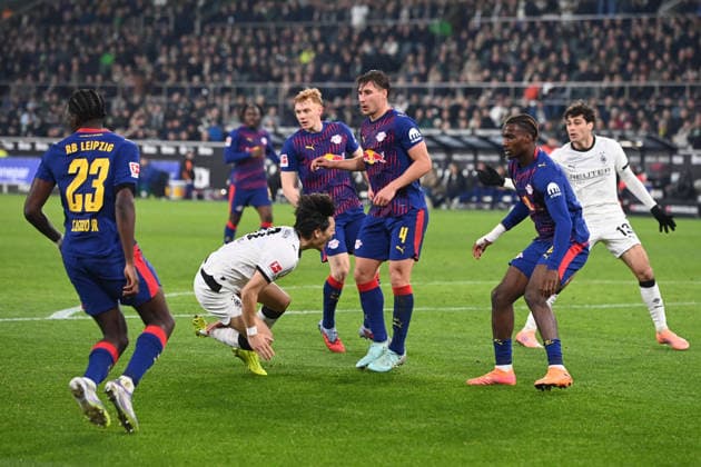 Shuto MACHINO MG is fouled by Willi ORBAN L in the penalty area, the penalty is awarded by referee Timo GERACH after video evidence, Koelner Keller, VAR, Video Assistant Referee, Videoschiedsrichter, Fußball 1 Bundesliga Saison 2025 2026, 12 Spieltag, Spieltag12, matchday12, Borussia Moenchengladbach MG RB Leipzig L 0 0 am 28 11 2025 BORUSSIA PARK Moenchengladbach DFL regulations prohibit any use of photographs as image sequences and or quasi video ÃÂ