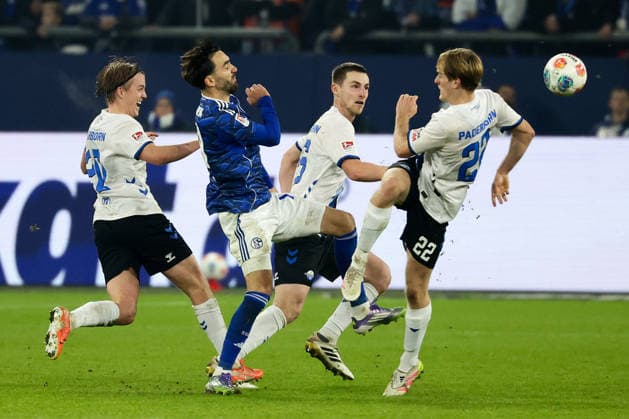 Gelsenkirchen, Veltins Arena, 28 11 25, GER, Men, 2 Bundesliga, Season 2025 2026, FC Schalke 04 SC Paderborn 07, Felix Goetze SC Paderborn 07 , Kenan Karaman FC Schalke 04 , Sebastian Klaas SC Paderborn 07 and Mattes Hansen SC Paderborn 07 in a duel, DFB DFL REGULATIONS PROHIBIT ANY USE OF PHOTOGRAPHS AS IMAGE SEQUENCES AND OR QUASI VIDEO Copyright: JoachimxBywaletz xJB-Sportfoto