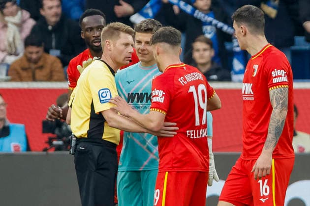 Referee Christian Dingert, Finn Dahmen FC Augsburg, 01 and Robin Fellhauer FC Augsburg, 19 in dialog after the 1 0 , Germany, Soccer, 1 Bundesliga, Matchday 12, 2025 2026, TSG Hoffenheim vs FC Augsburg, 29 11 2025, PreZero Arena, Sinsheim, Germany Sinsheim PreZero Arena Baden Württemberg Germany Copyright: xGrantxHubbsx