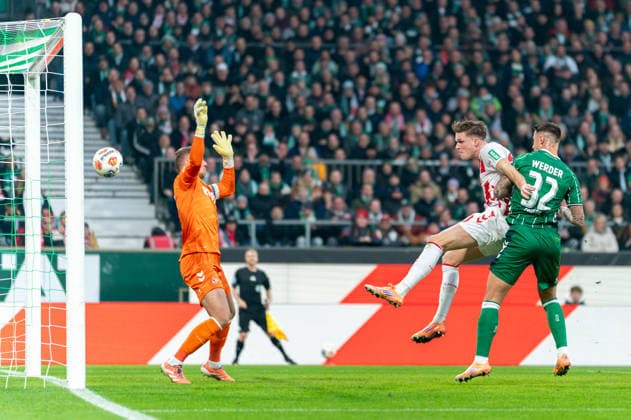 Goal for 1 0 Marco Friedl SV Werder Bremen, 32 , Goal kick goal chance by header from Marco Friedl SV Werder Bremen, 32 , Marius Bueter 1 FC Koeln, 30 , Goalkeeper Marvin Schwaebe 1 FC Koeln, 01 , GER, SV Werder Bremen vs 1 FC Koeln, Soccer, Bundesliga, Matchday 12, Season 2025 2026, 29 11 2025 DFL REGULATIONS PROHIBIT ANY USE OF PHOTOGRAPHS AS IMAGE SEQUENCES AND OR QUASI VIDEO GER, SV Werder Bremen vs 1 FC Koeln, Football, Bundesliga, Matchday 12, Season 2025 2026, 29 11 2025 Bremen Copyright: xEibner-Pressefoto MaxxVincenx EP_MVN