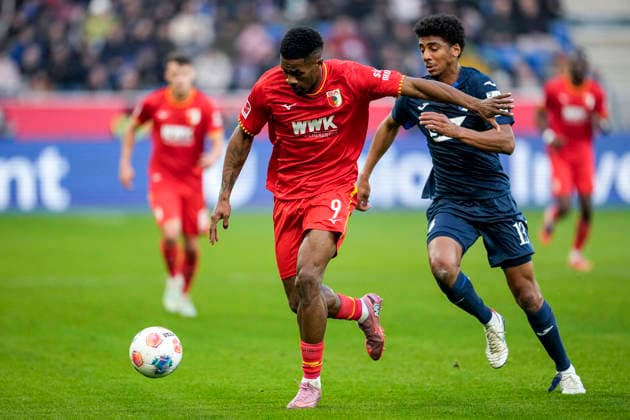 v li Samuel Essende FCA, 9 , Bernardo Fernandes da Silva Junior Hoffenheim, 13 , duel, duel, tackle, tackling, dynamics, action, action, 29 11 2025, Sinsheim Germany , Football, Bundesliga, TSG 1899 Hoffenheim FC Augsburg, DFB DFL REGULATIONS PROHIBIT ANY USE OF PHOTOGRAPHS AS IMAGE SEQUENCES AND OR QUASI VIDEO xozx
