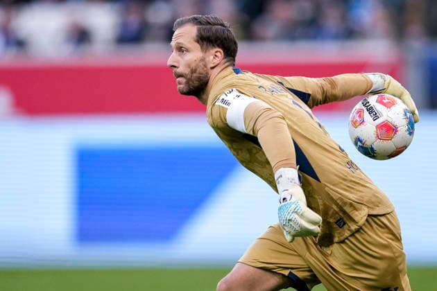 Oliver Baumann Goalkeeper, Hoffenheim, 1 , on the ball, single image, single photo, action, action, 29 11 2025, Sinsheim Germany , Soccer, Bundesliga, TSG 1899 Hoffenheim FC Augsburg, DFB DFL REGULATIONS PROHIBIT ANY USE OF PHOTOGRAPHS AS IMAGE SEQUENCES AND OR QUASI VIDEO xozx