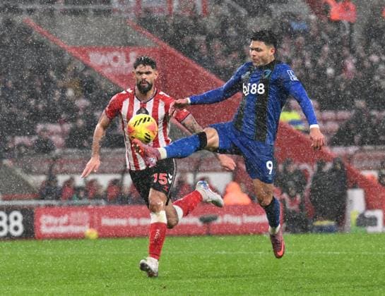 Evanilson of Bournemouth (right) and Omar Alderete of Sunderland Sunderland v AFC Bournemouth, Premier League, Football, Stadium of Light, Sunderland, UK - 29 Nov 2025Sunderland Stadium of Light United Kingdom EDITORIAL USE ONLY No use with unauthorised audio, video, data, fixture lists, club league logos or live services. Online in-match use limited to 120 images, no video emulation. No use in betting, games or single club league player publications. Copyright: xRichardxLee Shutterstockx 15941576q