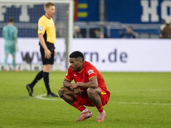 After the match disappointment, frustration at Samuel Essende FC Augsburg, 09 GER, TSG 1899 Hoffenheim vs FC Augsburg, Football, Men, 1 Bundesliga, Matchday 12, Season 2025 2026, 29 11 2025, DFL DFB REGULATES PROHIBIT ANY USE OF PHOTOGRAPHS AS IMAGE SEQUENCES AND OR QUASI VIDEO, GER, TSG 1899 Hoffenheim vs FC Augsburg, Football, Men, 1 Bundesliga, Matchday 12, Season 2025 2026, 29 11 2025 Sinsheim Copyright: xEibner-Pressefoto WolfgangxFrankx EP_WFK