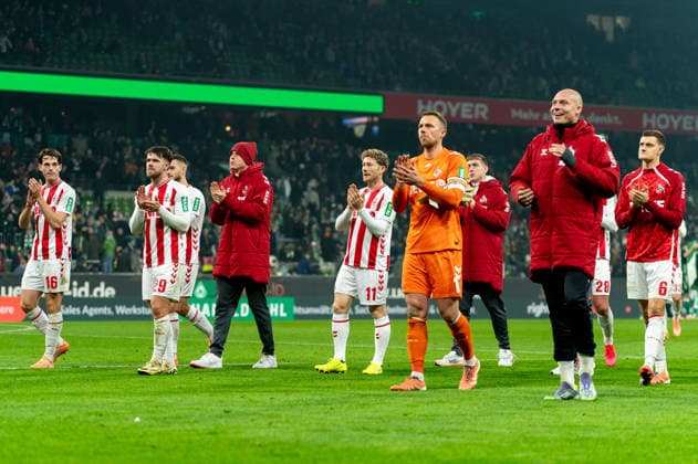 Cologne team in front of the fans after the match, Jakub Kaminski 1 FC Koeln, 16 , Jan Thielmann 1 FC Koeln, 29 , Florian Kainz 1 FC Koeln, 11 , Goalkeeper Marvin Schwaebe 1 FC Koeln, 01 , Sebastian Sebulonsen 1 FC Koeln, 28 , Eric Martel 1 FC Koeln, 06 , GER, SV Werder Bremen vs 1 FC Koeln, Football, Bundesliga, Matchday 12, Season 2025 2026, 29 11 2025 DFL REGULATIONS PROHIBIT ANY USE OF PHOTOGRAPHS AS IMAGE SEQUENCES AND OR QUASI VIDEO GER, SV Werder Bremen vs 1 FC Koeln, Football, Bundesliga, Matchday 12, Season 2025 2026, 29 11 2025 Bremen Copyright: xEibner-Pressefoto MaxxVincenx EP_MVN