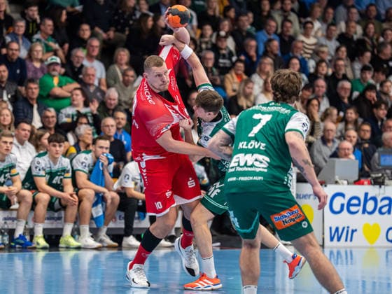 Dainis Kristopans MT Melsungen, 10 in duel with Oskar Sunnefeldt Frisch Auf Goeppingen, 27 , Frisch Auf Goeppingen vs MT Melsungen, Handball, 1 Bundesliga, Men, Season 2025 2026, 29 11 2025, Frisch Auf Goeppingen vs MT Melsungen, Handball, 1 Bundesliga, Men, Season 2025 2026, 29 11 2025 Goeppingen Copyright: xEibner-Pressefoto MichaelxSchmidx EP_MST
