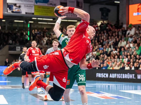 Arnar Freyr Arnarsson MT Melsungen, 21 is in the air, Frisch Auf Goeppingen vs MT Melsungen, Handball, 1 Bundesliga, Men, Season 2025 2026, 29 11 2025, Frisch Auf Goeppingen vs MT Melsungen, Handball, 1 Bundesliga, Men, Season 2025 2026, 29 11 2025 Goeppingen Copyright: xEibner-Pressefoto MichaelxSchmidx EP_MST