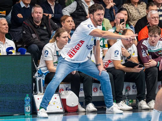 Ben Matschke, Head Coach Frisch Auf Goeppingen gives instructions to his team, Frisch Auf Goeppingen vs MT Melsungen, Handball, 1 Bundesliga, Men, Season 2025 2026, 29 11 2025, Frisch Auf Goeppingen vs MT Melsungen, Handball, 1 Bundesliga, Men, Season 2025 2026, 29 11 2025 Goeppingen Copyright: xEibner-Pressefoto MichaelxSchmidx EP_MST