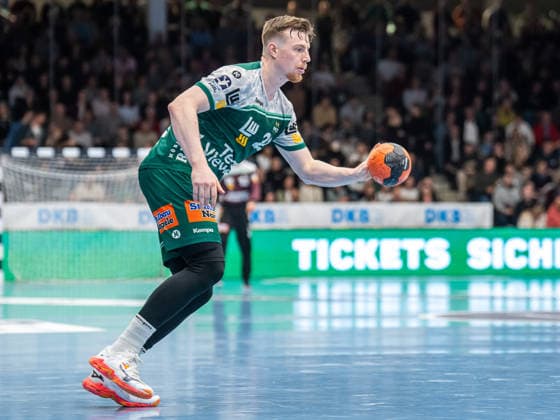 Erik Persson Frisch Auf Goeppingen, 22 on the ball, Frisch Auf Goeppingen vs MT Melsungen, Handball, 1 Bundesliga, Men, Season 2025 2026, 29 11 2025, Frisch Auf Goeppingen vs MT Melsungen, Handball, 1 Bundesliga, Men, Season 2025 2026, 29 11 2025 Goeppingen Copyright: xEibner-Pressefoto MichaelxSchmidx EP_MST