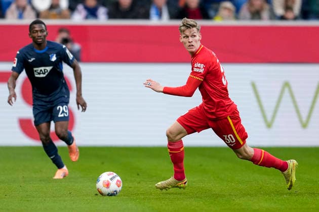 Anton Kade FCA, 30 , on the ball, cropped, full body, single image, single photo, action, action, 29 11 2025, Sinsheim Germany , Soccer, Bundesliga, TSG 1899 Hoffenheim FC Augsburg, DFB DFL REGULATIONS PROHIBIT ANY USE OF PHOTOGRAPHS AS IMAGE SEQUENCES AND OR QUASI VIDEO xozx