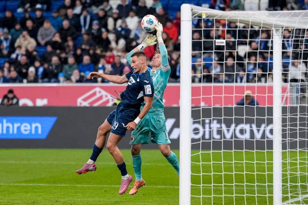 v li Tim Lemperle Hoffenheim, 19 , Finn Dahmen Goalkeeper, FCA, 1 , duel, duel, tackle, tackling, dynamics, action, action, in the penalty area, penalty area scene, 29 11 2025, Sinsheim Germany , Football, Bundesliga, TSG 1899 Hoffenheim FC Augsburg, DFB DFL REGULATIONS PROHIBIT ANY USE OF PHOTOGRAPHS AS IMAGE SEQUENCES AND OR QUASI VIDEO xozx
