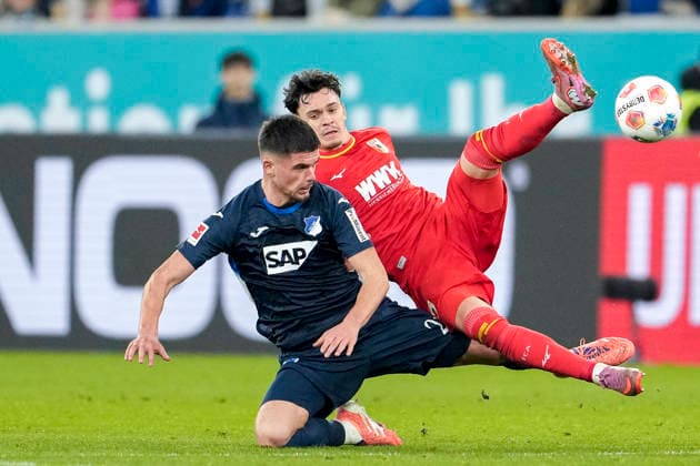 v li Albian Hajdari Hoffenheim, 21 , Fabian Rieder FCA, 32 , duel, duel, tackle, tackling, dynamics, action, action, 29 11 2025, Sinsheim Germany , Football, Bundesliga, TSG 1899 Hoffenheim FC Augsburg, DFB DFL REGULATIONS PROHIBIT ANY USE OF PHOTOGRAPHS AS IMAGE SEQUENCES AND OR QUASI VIDEO xozx