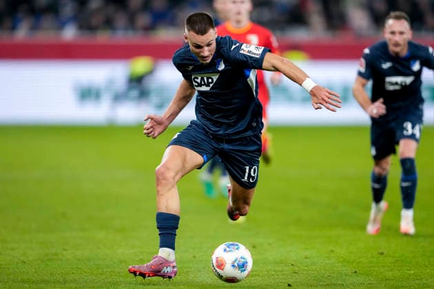 Tim Lemperle Hoffenheim, 19 , on the ball, cropped, full body, single image, single photo, action, action, 29 11 2025, Sinsheim Germany , Football, Bundesliga, TSG 1899 Hoffenheim FC Augsburg, DFB DFL REGULATIONS PROHIBIT ANY USE OF PHOTOGRAPHS AS IMAGE SEQUENCES AND OR QUASI VIDEO xozx