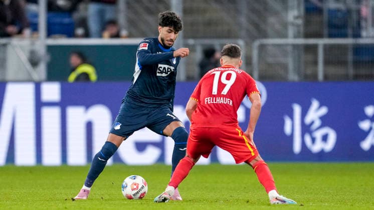 v li Muhammed Damar Hoffenheim, 10 , Robin Fellhauer FCA, 19 , duel, duel, tackle, tackling, dynamics, action, action, 29 11 2025, Sinsheim Germany , Football, Bundesliga, TSG 1899 Hoffenheim FC Augsburg, DFB DFL REGULATIONS PROHIBIT ANY USE OF PHOTOGRAPHS AS IMAGE SEQUENCES AND OR QUASI VIDEO xozx
