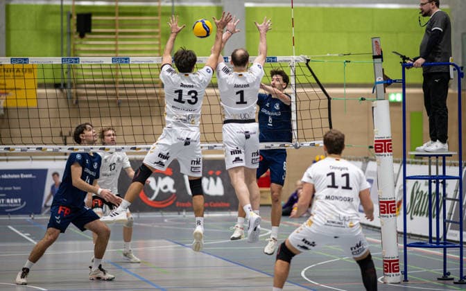 Volleyball, Season 2025 2026, 2 Bundesliga Nord, 29 11 2025, Matchday 09, Men, TuV Bocholt blue vs TuS Mondorf white v l Bohdan Velychko TuB Bocholt , Tom Luca Schluse Libero TuB Bocholt , Miguel Reuss TuS Mondorf , Kevin Janzen TuS Mondorf , Ben Stoverink TuB Bocholt , Sebastian Dinges TuS Mondorf , Marek Cwolek 1 Referee Bocholt Sporthalle West Nordrhein Westfalen Germany 251129_vb_tub-bocholt_tus-mondorf_46491