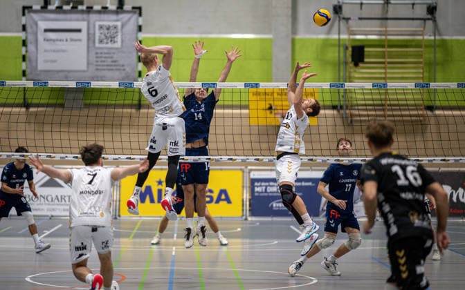 Volleyball, Season 2025 2026, 2 Bundesliga Nord, 29 11 2025, 09 Matchday, Men, TuV Bocholt blue vs TuS Mondorf white v l Eric Caspers TuS Mondorf , Veit Bils TuS Mondorf , Bohdan Velychko TuB Bocholt , Sebastian Dinges TuS Mondorf , Hauke Lehmbrock TuB Bocholt , Jonas Winterscheidt Libero TuS Mondorf , Bocholt Sporthalle West Nordrhein Westfalen Germany 251129_vb_tub-bocholt_tus-mondorf_46497